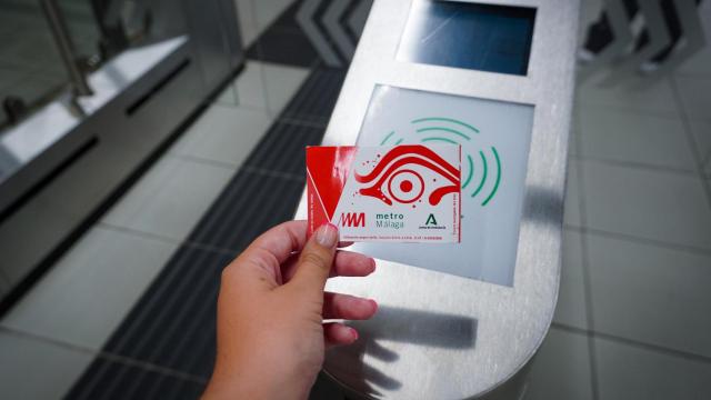 Una usuaria del Metro de Málaga, en el momento de validar su viaje.