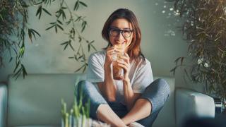 Mujer sonriente bebiendo una infusión