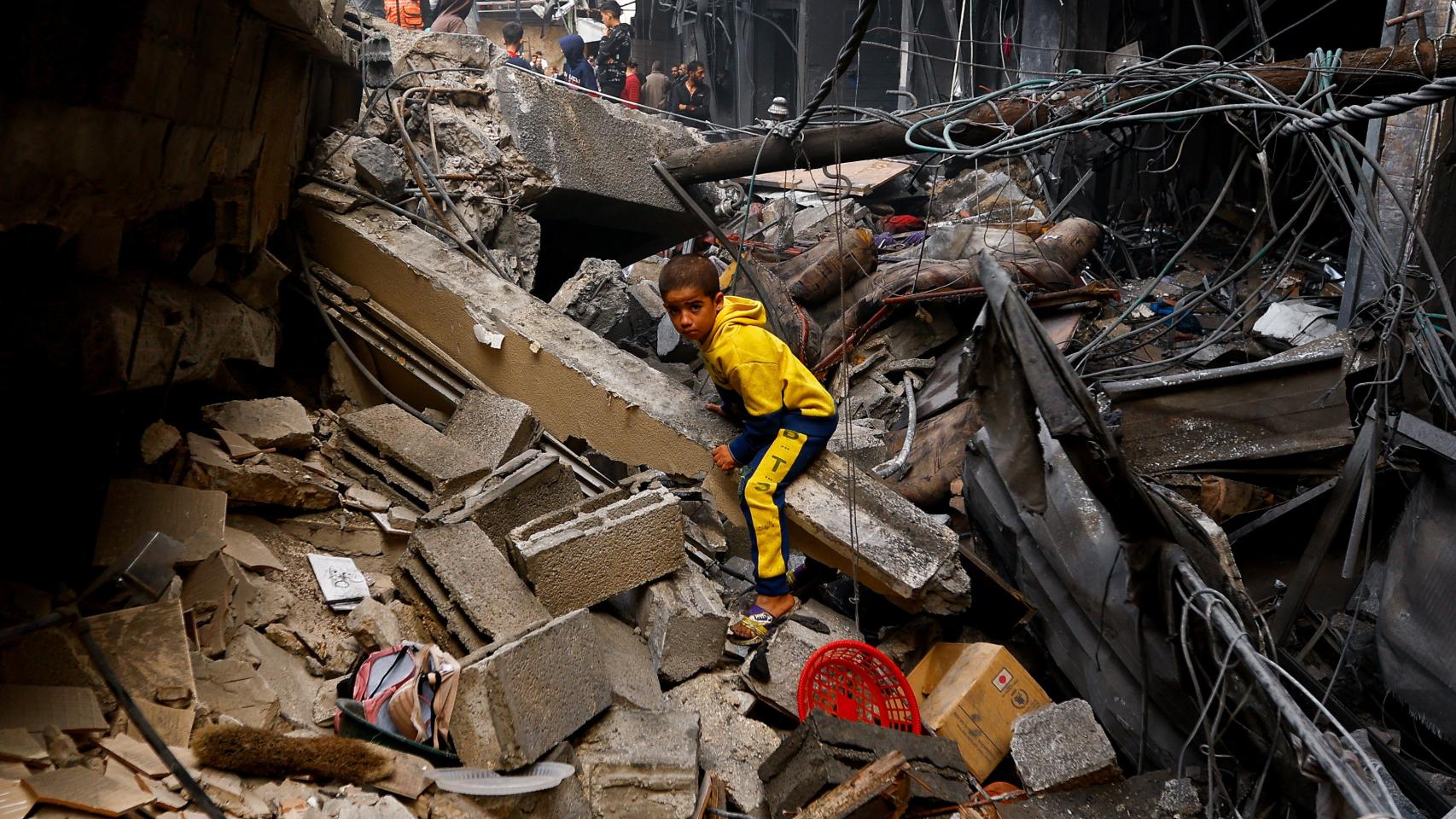 Un niño en las ruinas de un edificio en Gaza tras los bombardeos israelíes.