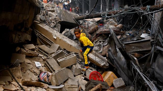 Un niño en las ruinas de un edificio en Gaza tras los bombardeos israelíes.