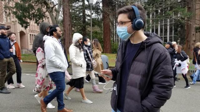 Uno de los investigadores involucrados en el estudio probando el sistema en la calle.