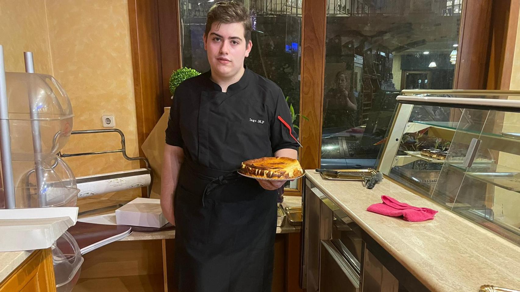 Iago Martínez, con 18 años recién cumplidos, en el local que acaba de abrir.