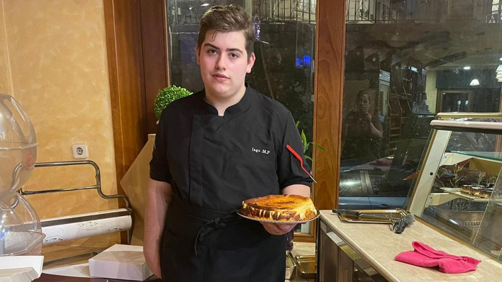 Iago Martínez, con 18 años recién cumplidos,  en el local que acaba de abrir.