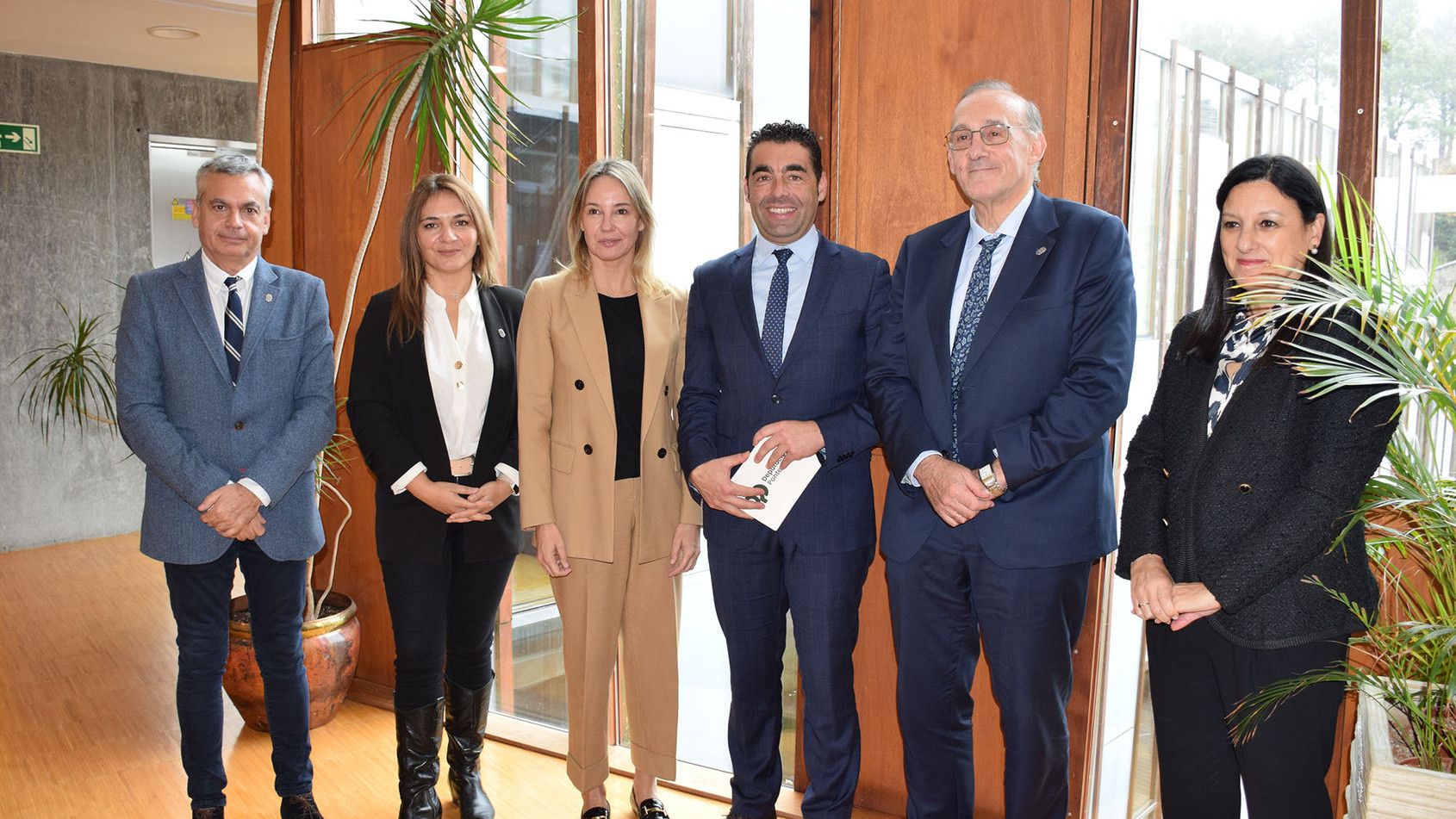 Alfonso Lago, Eva Lantarón, Marta Fernández, Luis López, Manuel Reigosa e Belén Rubio tras a xuntanza.