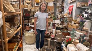 Teresa Álvarez Martínez en su tienda Cestería el Globo. EE