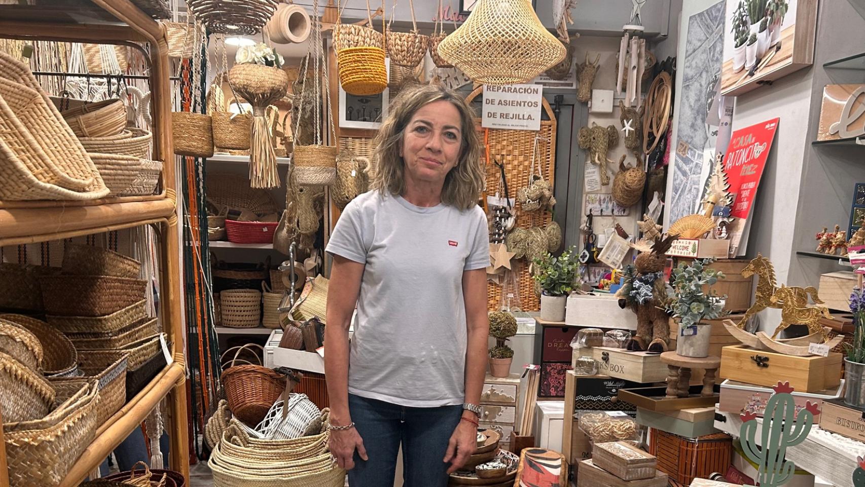 Teresa Álvarez Martínez en su tienda Cestería el Globo. EE