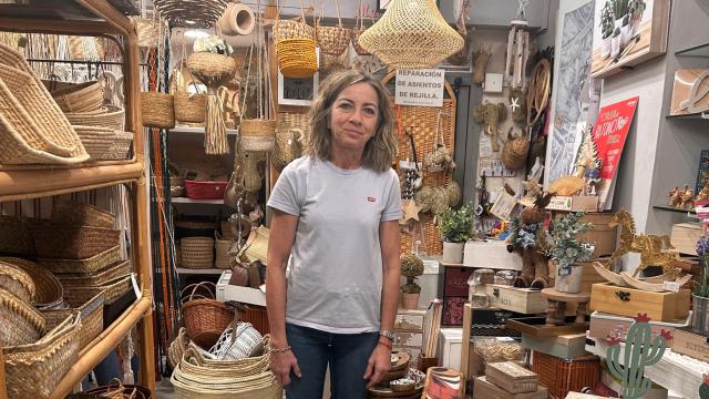 Teresa Álvarez Martínez en su tienda Cestería el Globo. EE