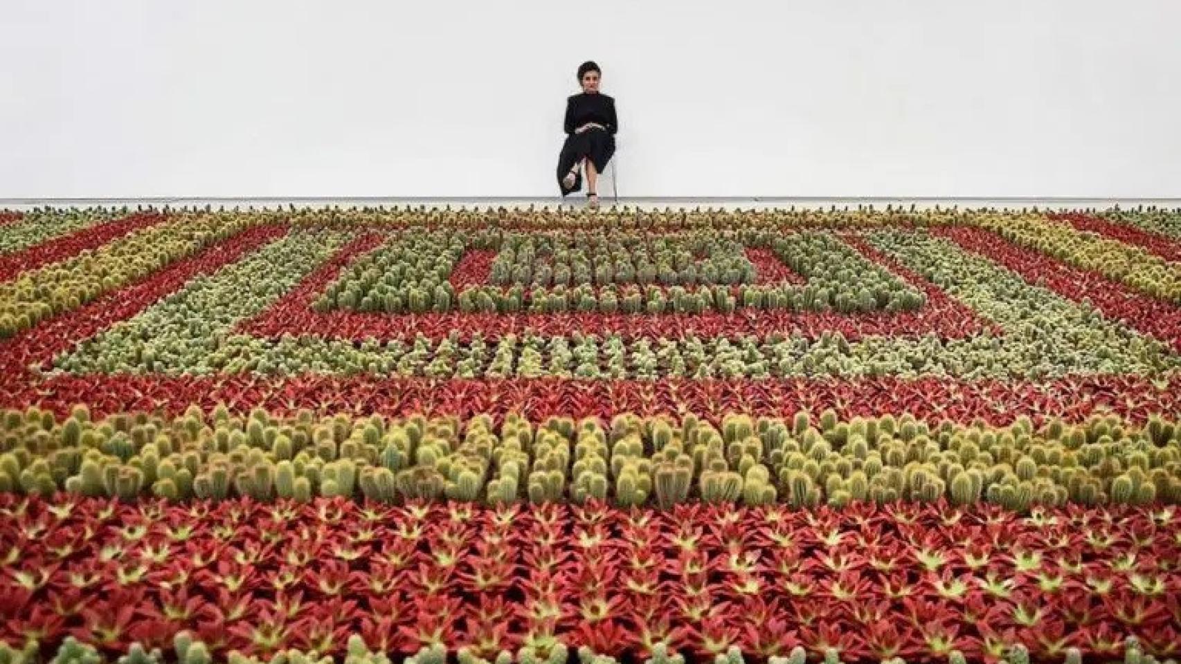 La artista estadounidense Ghada Amer en uno de sus jardines, de cactus. EE