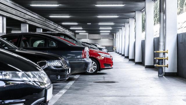 Imagen de coches aparcados en garaje subterráneo