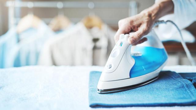 Adiós a las arrugas en la ropa: solo necesitas este sencillo spray casero de planchado