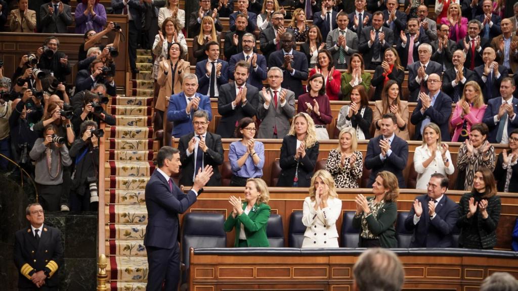 Pedro Sánchez y la bancada socialista aplauden al finalizar la primera sesión del debate de investidura.