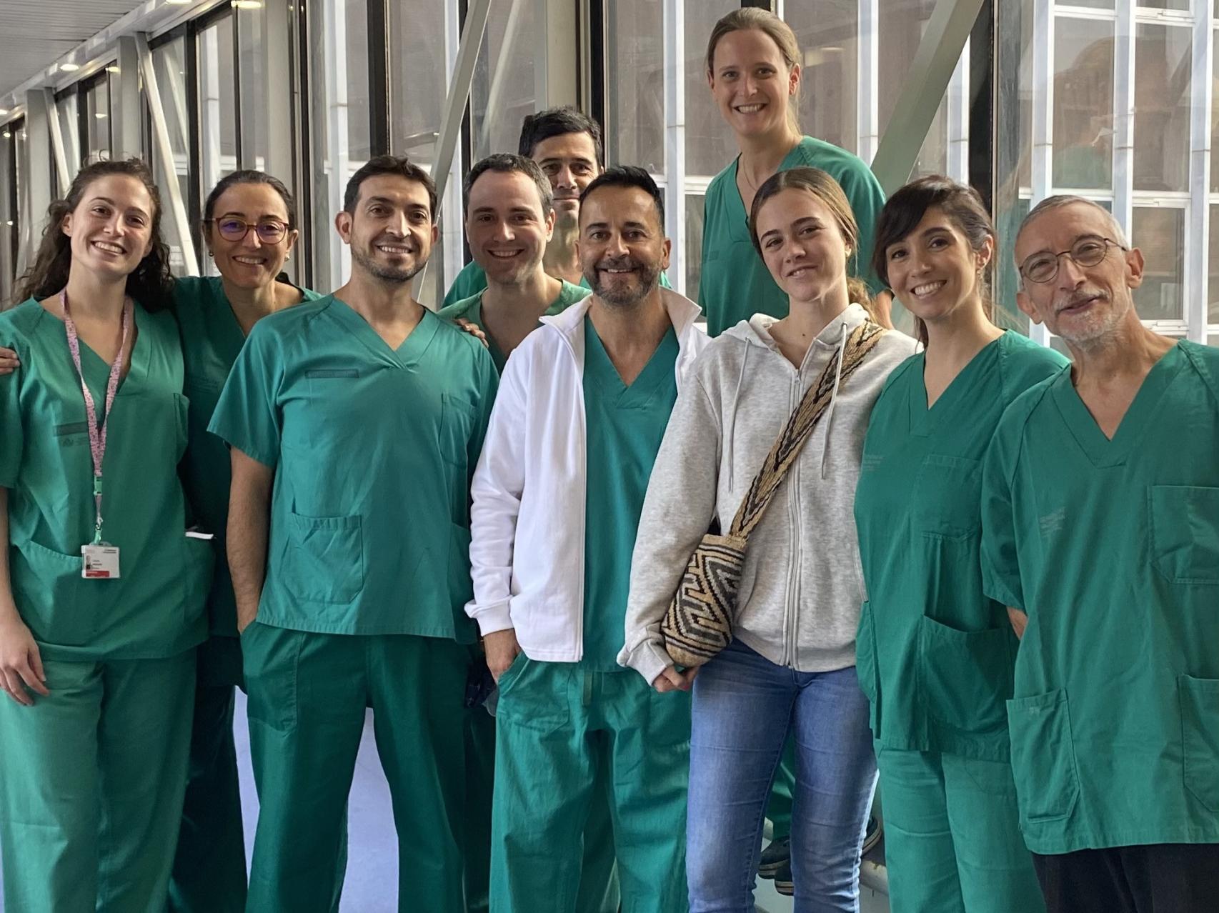 Sanitarios del Clínico de Valencia con la joven de 17 años a quién le han implantado el chaleco desfibrilador. EE
