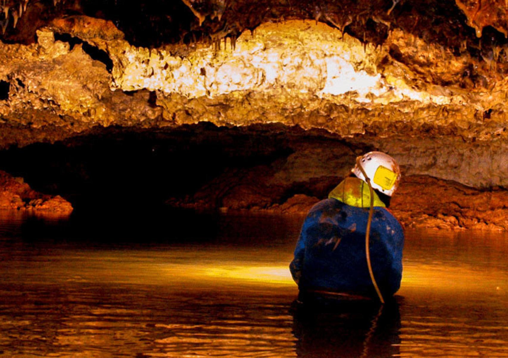 Interior de la cueva Román que dio de beber a Clunia