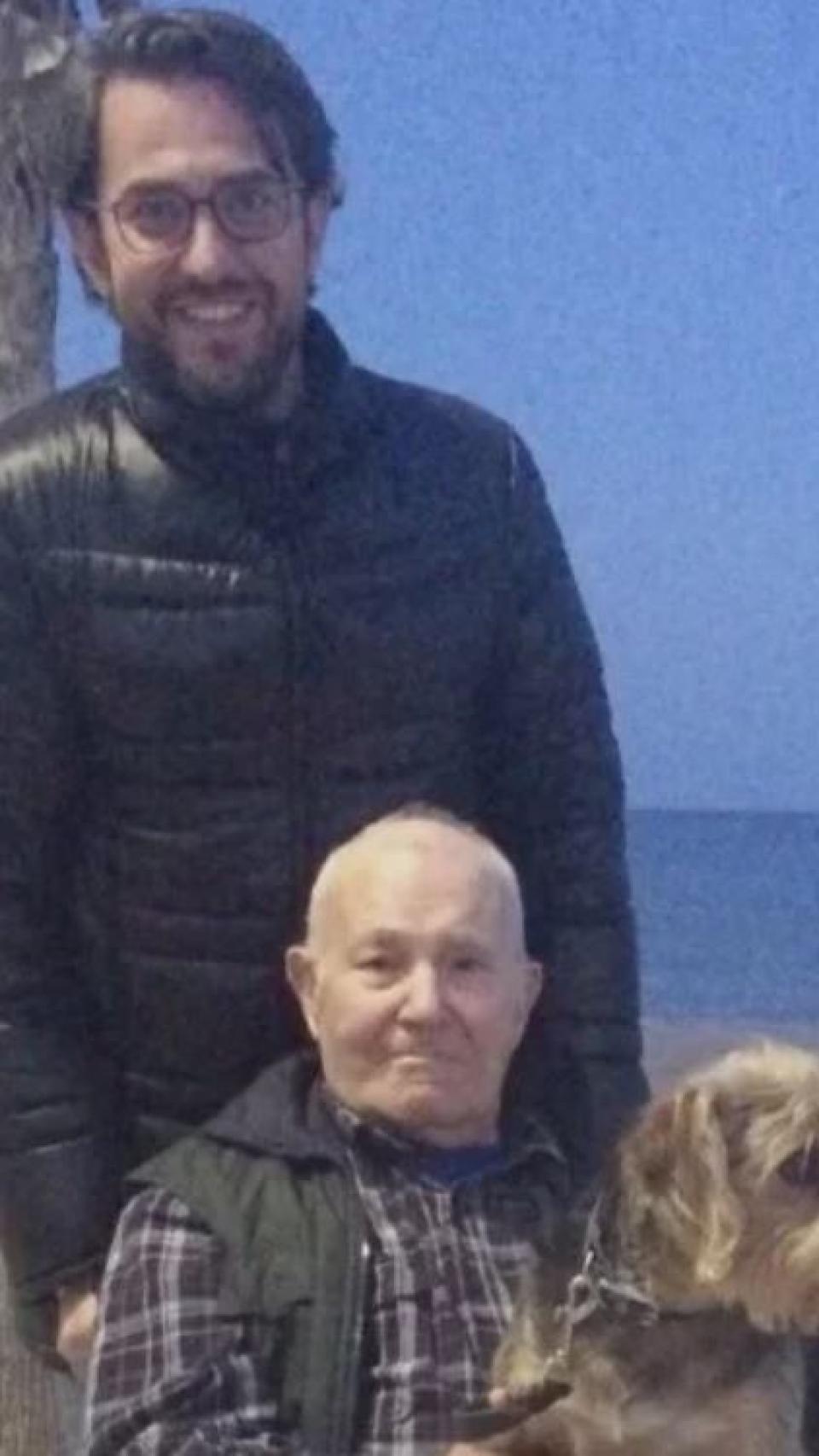 El escritor Máximo Huerta posando ante la cámara junto a su padre.