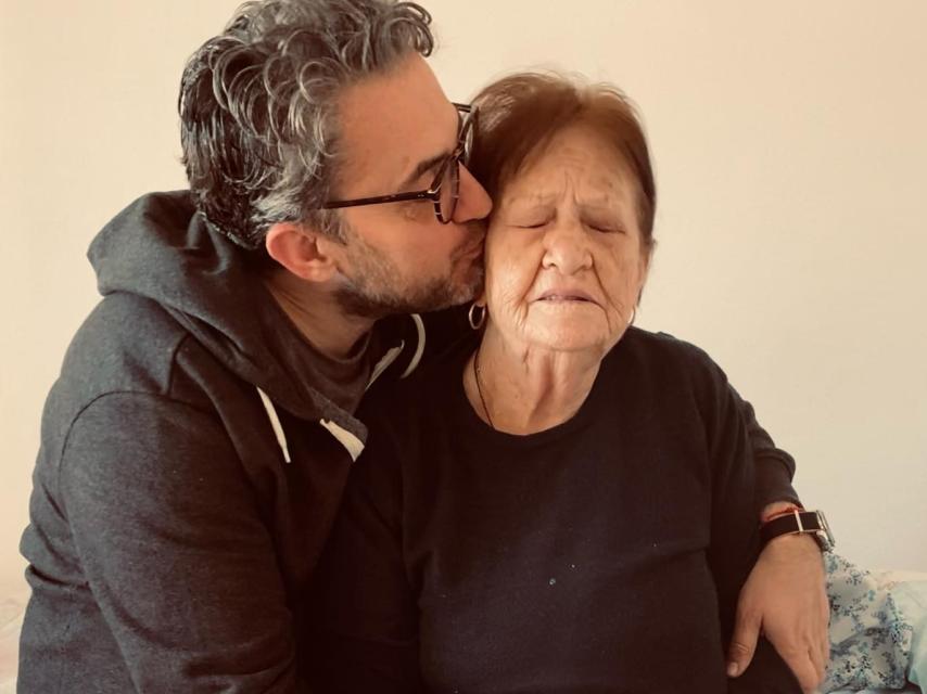 El escritor y comunicador, besando a su madre, Clara.