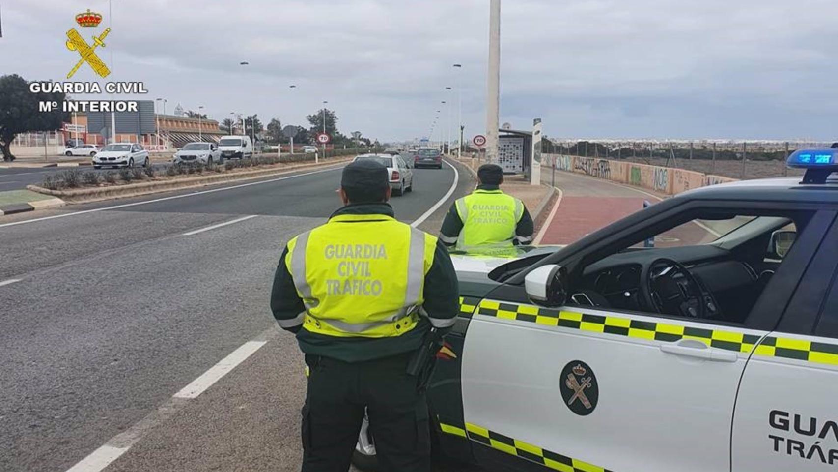Agentes de la Guardia Civil de tráfico, en una imagen de archivo.