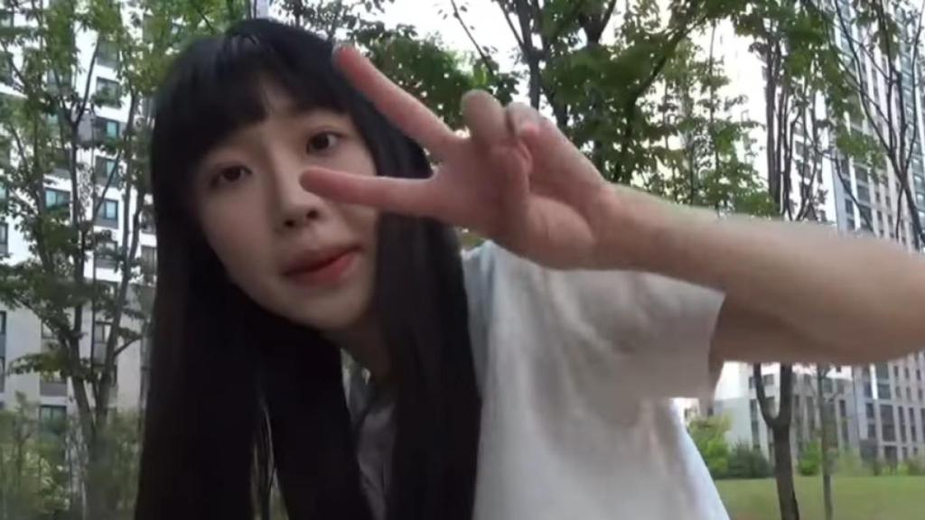 La cantante de K-Pop Nahee haciendo un vídeo para YouTube