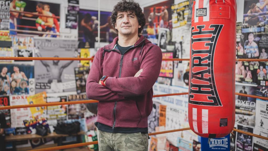 Jero García posa en el ring de boxeo.
