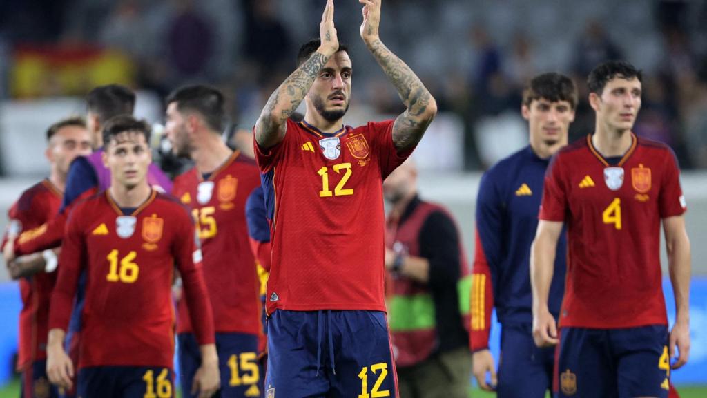 Joselu saluda a la afición después del partido.