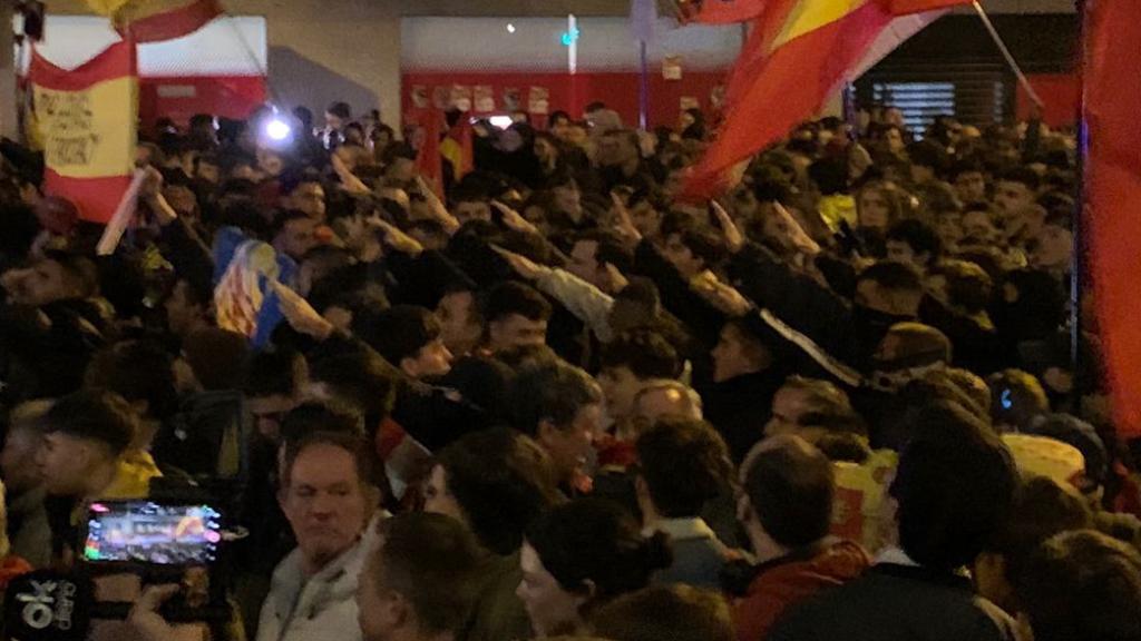 Manifestantes haciendo el saludo fascista
