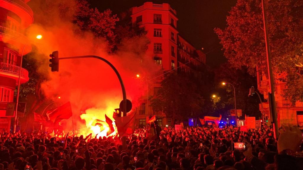 Miles de personas se manifiestan en Ferraz para protestar contra Sánchez y la amnistía.