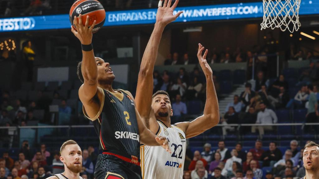 Tavares trata de taponar a Okobo.
