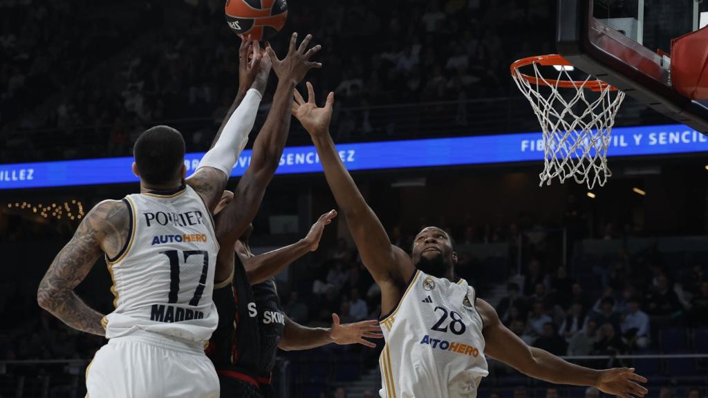 Yabusele y Poirier defienden un avance del Mónaco.