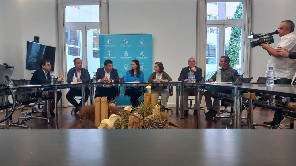 Inicio de la reunión en la sede de la CRCC.