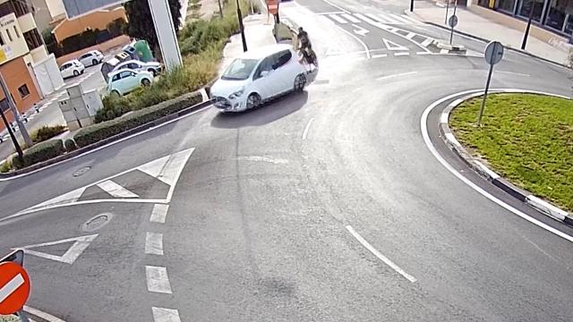 El vehículo captado por las cámaras de vigilancia.