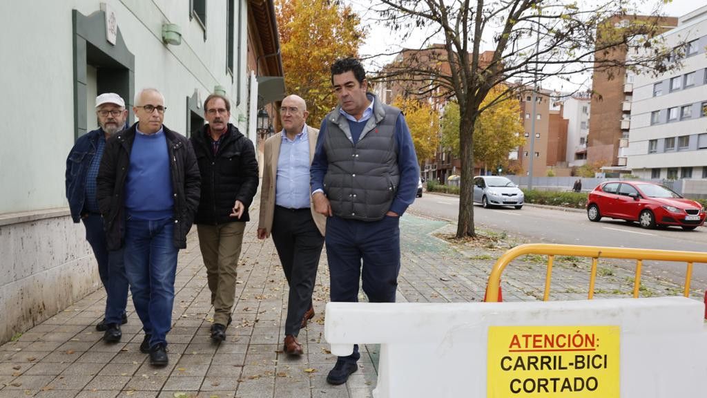 Jesús Julio Carnero en la Avenida Gijón junto al concejal de Movilidad y diferentes técnicos