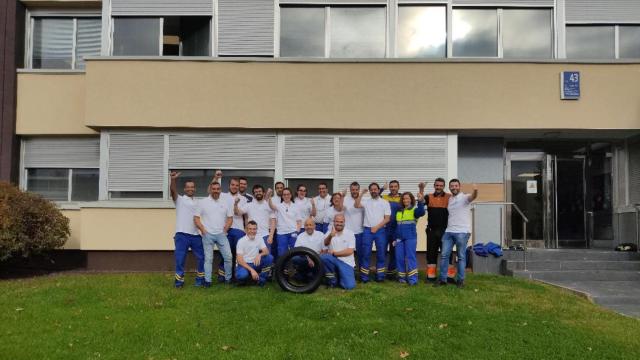 El primer neumático cocido con prensa eléctrica en Michelin