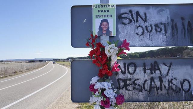 Carteles de apoyo a Esther en el lugar en el que apareció su cadáver