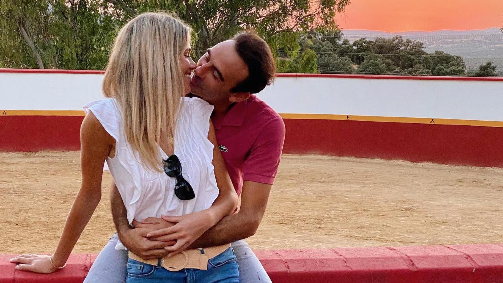 Enrique Ponce y su pareja sentimental, Ana Soria, besándose en una plaza de toros.