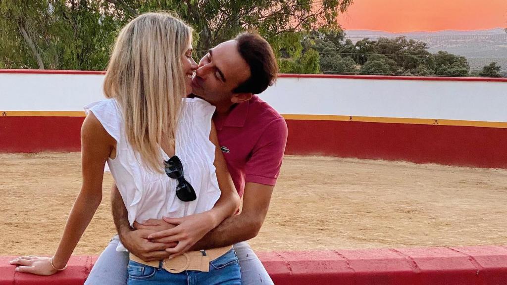Enrique Ponce y su pareja sentimental, Ana Soria, besándose en una plaza de toros.