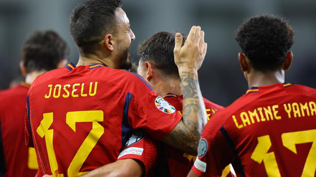 Joselu, felicitado por sus compañeros.
