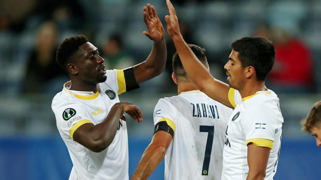 Los jugadores del Maccabi de Tel Aviv celebran una jugada contra el Zorya en la Conference League.