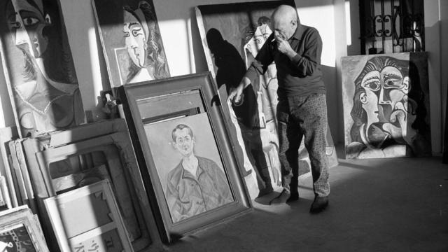 Edward Quinn: Picasso con sus cuadros y una obra de Joan Miró (incluida en la exposición 'Miró-Picasso' del Museo Picasso y la Fundación Miró de Barcelona). © Sucesión Pablo Picasso, VEGAP, Madrid, 2023