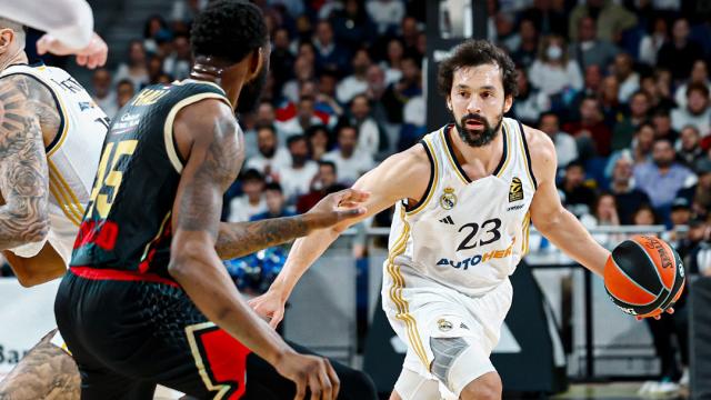 Llull, con el balón en el partido ante el Mónaco.