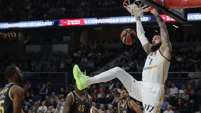 Poirier machaca el aro en el partido ante el Mónaco.