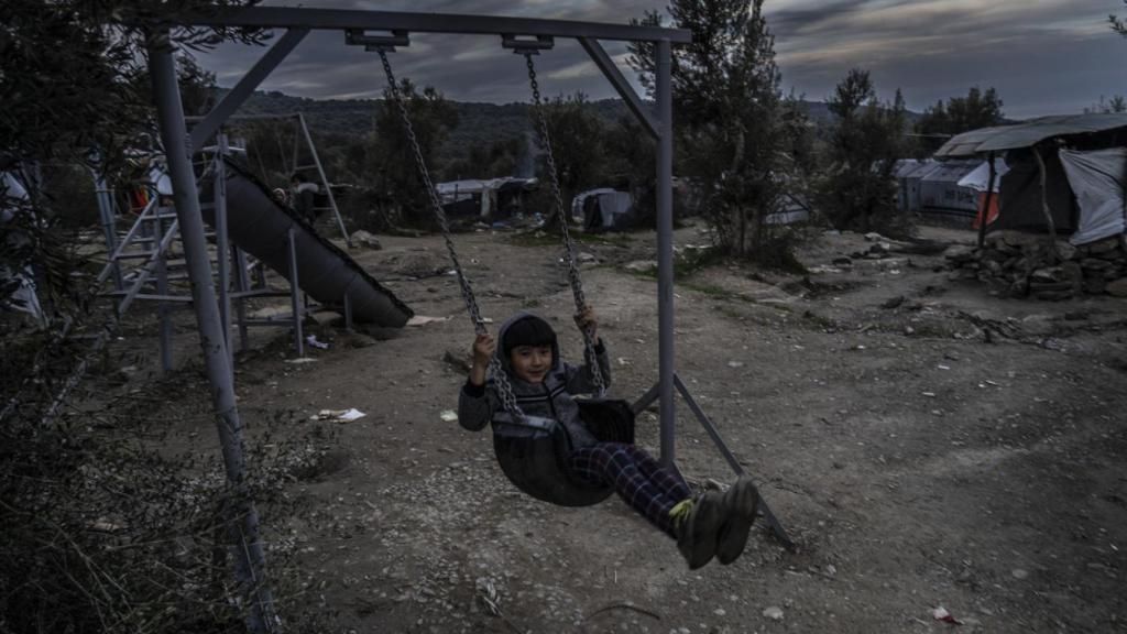 Un niño juega en Moria, en 2019.