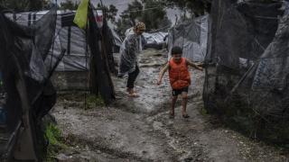 Un niño juega junto a su madre en el campo de refugiados de Moria.  Anna Pantelia MSF