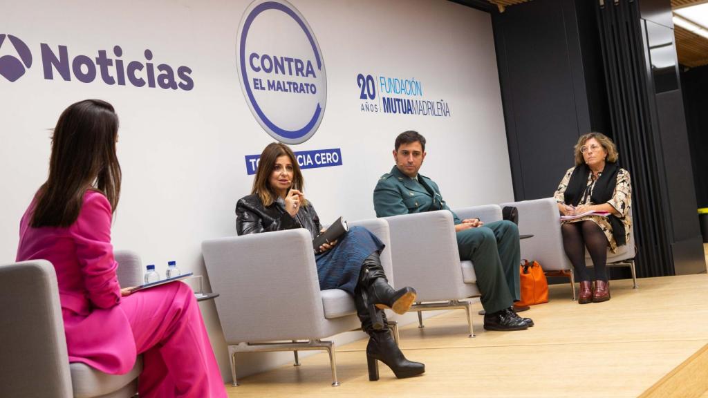 Los ponentes y la moderadora de la mesa 1 'La respuesta institucional frente a la violencia de género en los jóvenes(de izqda. a dcha. la periodista Esther Vaquero, Fátima Saura, Daniel Moreno y María Eugenia Prendes)