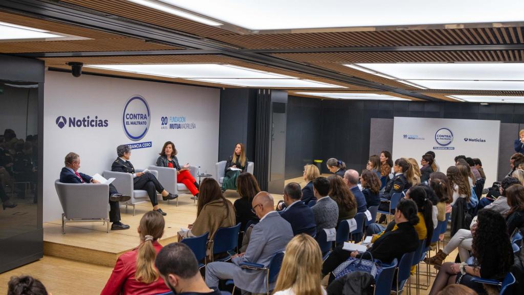 Los ponentes y el moderador de la mesa 2 'Los comportamientos de los jóvenes ante la violencia de género'.