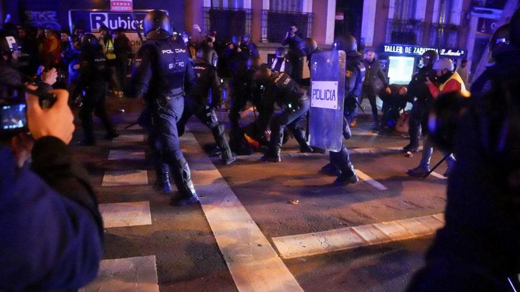 Cargas policiales durante las protestas de Ferraz, en los alrededores de la sede nacional del PSOE.