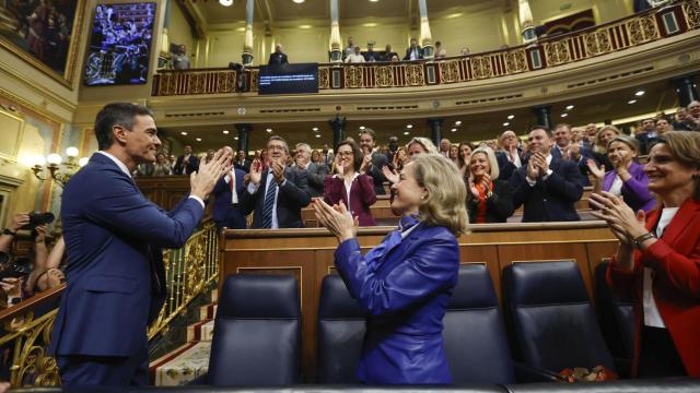 Pedro Sánchez, aplaudido por los diputados del PSOE, en su investidura.