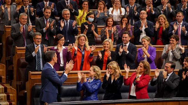 Pedro Sánchez, ovacionado por la bancada socialista tras ser elegido presidente del Gobierno, este jueves.