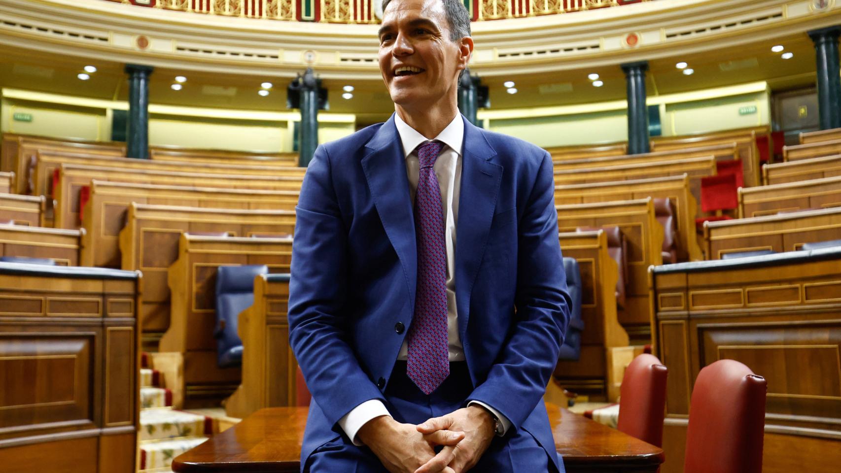 Pedro Sánchez posa frente a los fotógrafos tras ser elegido presidente del Gobierno.