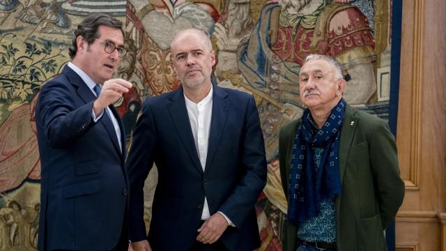 (I-D) El presidente de la CEOE, Antonio Garamendi, y los secretarios generales de CCOO y UGT y CCOO, Unai Sordo y Pepe Álvarez, en una imagen de archivo.