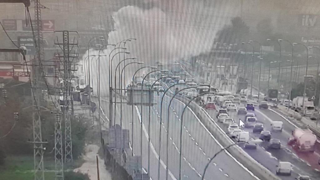 Una imagen del incendio en la A-4.