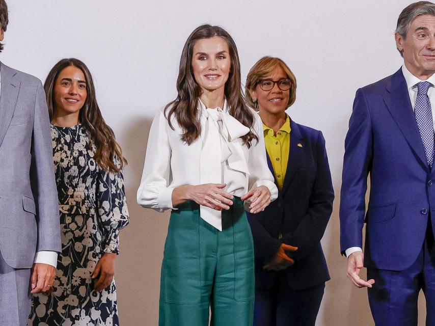La Reina, con pantalones de Hugo Boss y blusa de lazada.